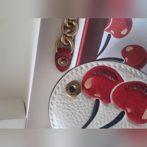 New Coach Heart Shape Cherry Print Coin Coin/ Tote Charm  Dog Clip & Gift Box - Picture 3 of 11